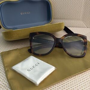 Gucci 🤎Women's Tortoise Sunglasses includes hard & soft case..cloth. (N…